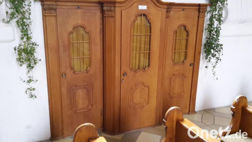 In normalen Zeiten ist der Platz im Beichtstuhl in der Pressather Pfarrkirche ausreichend, in Corona-Zeiten ist das anders. Bild: mng