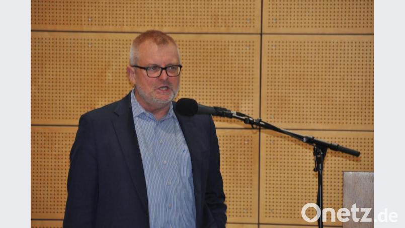Wolfgang Böhm erklärte dem Gemeinderat, wo und wie die Kommune bei ihren Liegenschaften Energie und somit Kosten einsparen könnte. Bild: ak