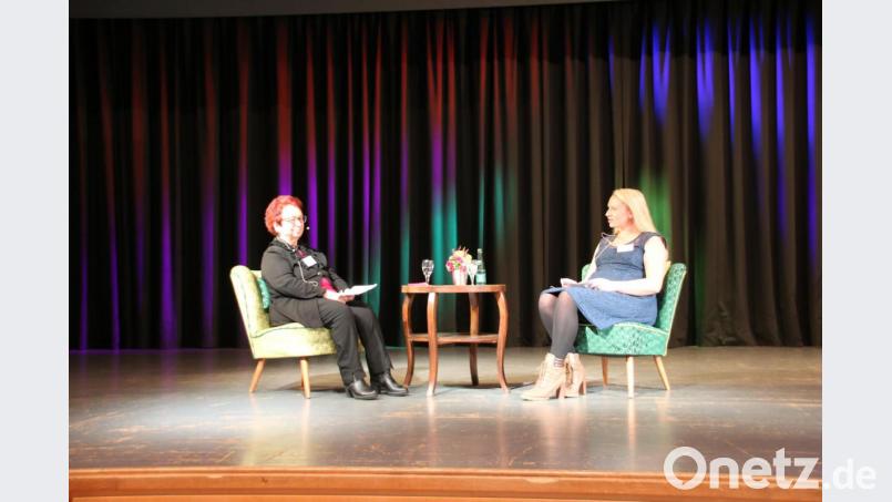 In der vollen Stadthalle erzählt Nadja (rechts) im Interview mit Marianne Fütterer ihre beeindruckte Geschichte. Bild: sne