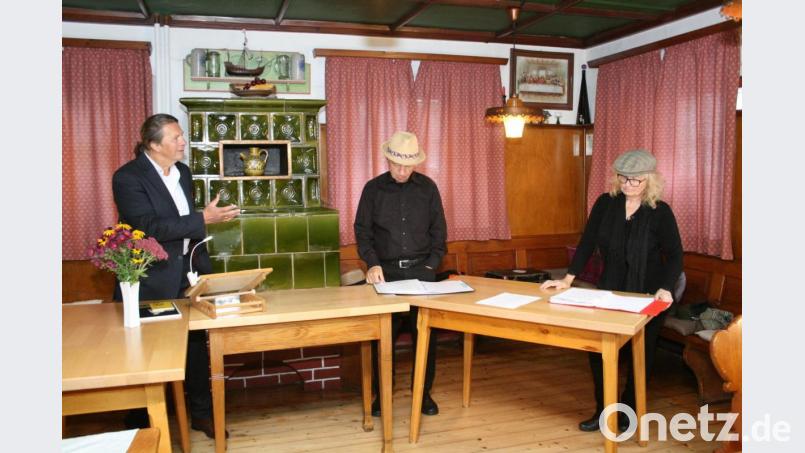 Die Schauspieler Florian Winkelmüller, Manfred Grüssner und Marianne Stangl (von links) gestalteten einen unterhaltsamen wie fesselnden Auftritt mit der Dramaturgie „Abschied nehmen vom irdischen Vermögen“. Bild: roh