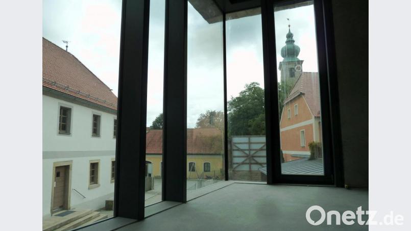 Archiv mit Ausblick: Das Panoramafenster im Treppenhaus lässt den Blick zum Museum und zur Pfarrkirche schweifen. Ob das Gebäude allerdings heuer für einen „Tag der offenen Tür“ geöffnet wird, steht noch nicht fest. Bild: Portner