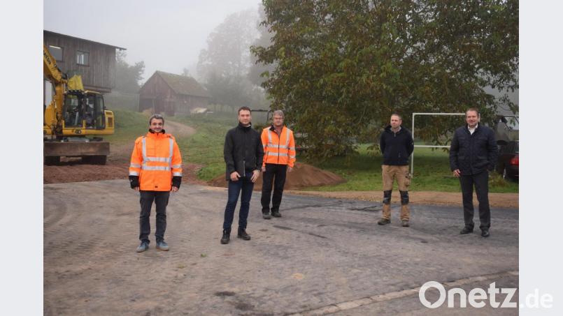 Die Bauarbeiten in Obersteinbach wurden zur vollen Zufriedenheit aller Beteiligten ausgeführt. Bei der Bauabnahme waren anwesend (von links): Martin Dunst vom Ingenieurbüro Weiß, Bauamtsleiter Thomas Prey, Bauhofleiter Rudolf Scharf, Tobias Baumer Baufirma und Bürgermeister Frank Zeitler. Bild: bnr