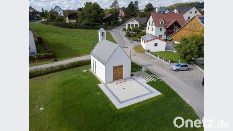 Fünf Jahre nach ihrer Einweihung hat die Heilig-Geist-Kapelle im Fensterbacher Ortsteil Knölling mit einem Vorplatz ihren gestalterischen Abschluss erhalten. Bild: Tobias Dittrich /exb