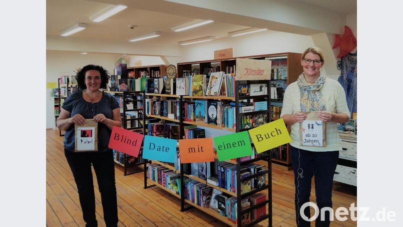 Das Bücherei-Team um Tina Zeitler (links) und Judith Gleißner laden Jung und Alt zum &quot;Blind-Date mit einem Buch&quot; ein. Bild: flt