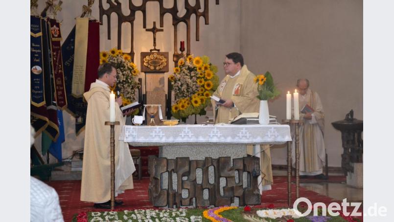 Dekan Alexander Hösl (links) nimmt Pfarrer Udo Klösel das Versprechen zur Amtseinführung in der Pfarrei Moosbach in der Pfarrkirche St. Peter und Paul ab. Bild: gi