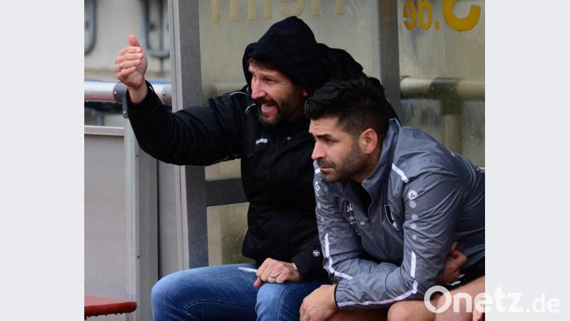 Wolfgang Richthammer (links) ist derzeit nicht um seine Rolle zu beneiden. Zum Teil weiß der Schwarzenfelder Trainer am Samstag noch nicht, welche Spieler ihm am Sonntag zur Verfügung stehen. Bild: mhs
