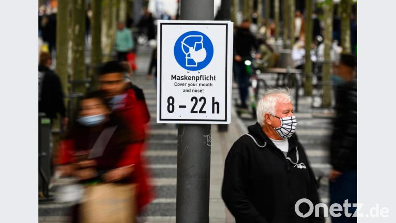 Ein Mann steht mit Maske auf der Einkaufsstraße Zeil in Frankfurt. Masken sind ein Instrument, die Pandemie einzudämmen. Bild: Andreas Arnold/dpa