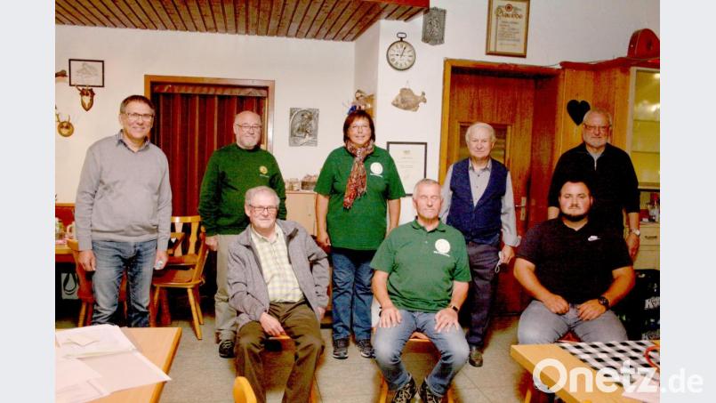 Das neue Führungsteam mit (von links) Bürgermeister und Kassenrevisor Oskar Schuster, Wanderwart Reinhard Schwarz, Jugendleiterin Gabi Lang, Referent für Öffentlichkeitsarbeit Klaus-Peter Rohrer, Kassenverwalter Heinz Störtzer, (vorne von links) Schriftführer Josef Vogl, Vorsitzendem Manfred Lang und Wegewart Dominik Kunz. Bild: roh