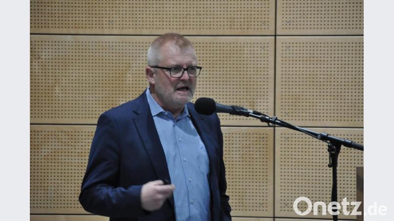 Wolfgang Böhm erklärte dem Gemeinderat, wo und wie die Kommune bei ihren Liegenschaften Energie und somit Kosten einsparen könnte. Bild: ak