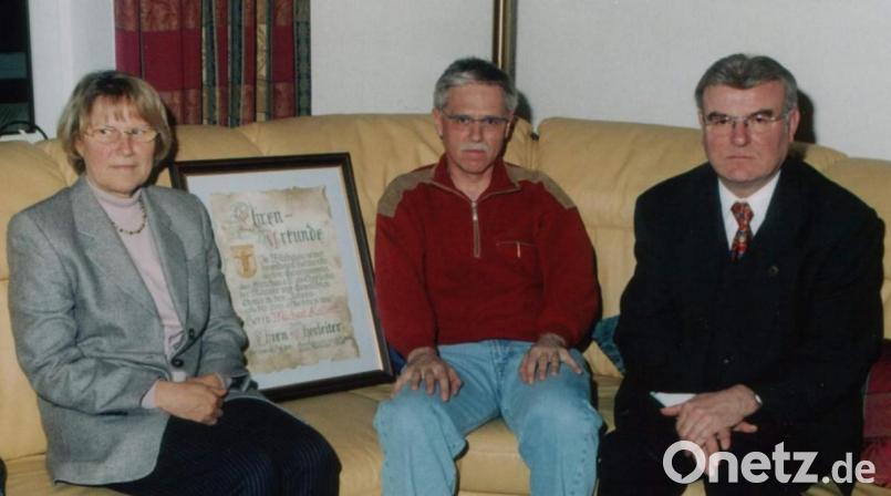 Von 1984 bis 2003, als ihn gesundheitliche Gründe zur Aufgabe sein Amt als Chorleiter aufgeben musste, verstand es Michael Kallert (Mitte) bestens, die Sänger und Sängerinnen des Männergesangvereins und des Gemischten Chores für den Chorgesang zu begeistern. Für seine Verdienste wurde er zum Ehrenchorleiter ernannt. Am 5. Oktober verstarb er im Alter von 66 Jahren. Mit im Bild die damaligen Vorsitzenden Günter Übelacker (r.) und Anita Moosburger (l.). Bild: u