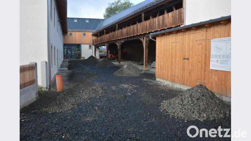 Jetzt wurde mit dem Bau der Außenanlagen im Schafferhof begonnen. Nachdem über viele Wochen die Baustelle still stand, geht es jetzt auf Druck der Marktgemeinde mit den Arbeiten weiter. Bild: jr