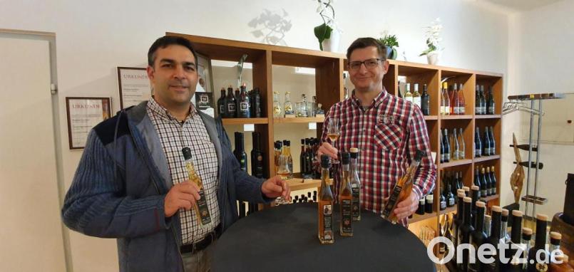 Brauer und Metzgermeister Thomas Seitz-Hartwich (links) und Schnapsbrenner und Sommelier Mathias Gerstner haben den ersten Zoigl-Bierlikör kreiert – ein oberpfälzisches Gemeinschafts-Produkt. Bild: Peggy Biczysko, fph