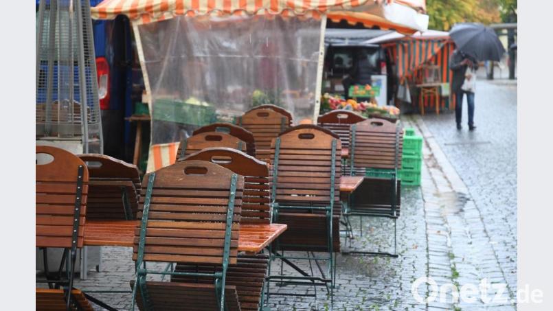 Wochenmarkt neben Gastronomie: Das befeuert sich seit jeher gegenseitig, die einen wissen die anderen zu schätzen. Und auch der Christkindlmarkt ist als Besuchermagnet willkommen. Doch in der Coronakrise scheint ein Nebeneinander unmöglich. Bild: Gabi Schönberger