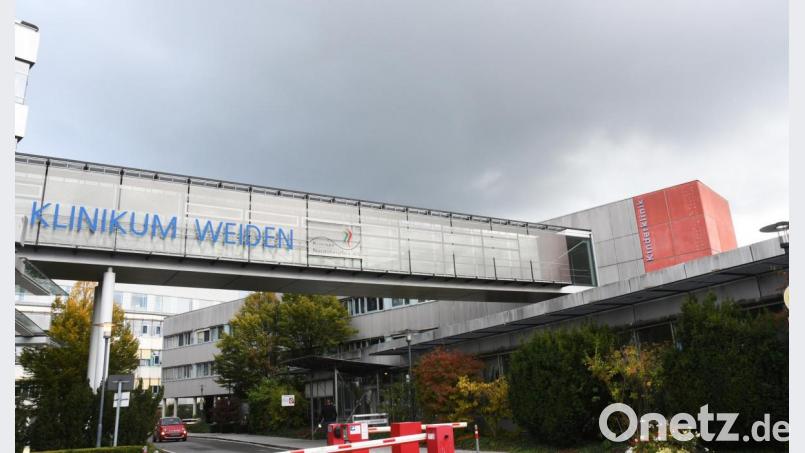 Der Randalierer gelangte am Sonntag vom Dach des Klinikums über eine Feuerleiter auf die Glasbrücke und ging über diese auf das Dach der Kinderklinik. Vom Dach warf er Steine auf Autos, Passanten, Gebäude und Polizisten und widersetzte sich der Polizei so heftig, dass drei Beamte verletzt wurden. Bild: Gabi Schönberger