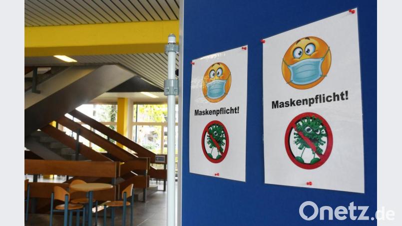 Eine generelle Maskenpflicht während des Unterrichts gibt es in den Schulen in Weiden und dem Landkreis Neustadt noch nicht. An den Wirtschaftsschulen in Weiden und Eschenbach wird sie wegen der Überschreitung des Corona-Frühwarnwertes im Landkreis laut Schulleiter Thomas Reitmeier aber vorsorglich ausgegeben. Bild: Gabi Schönberger