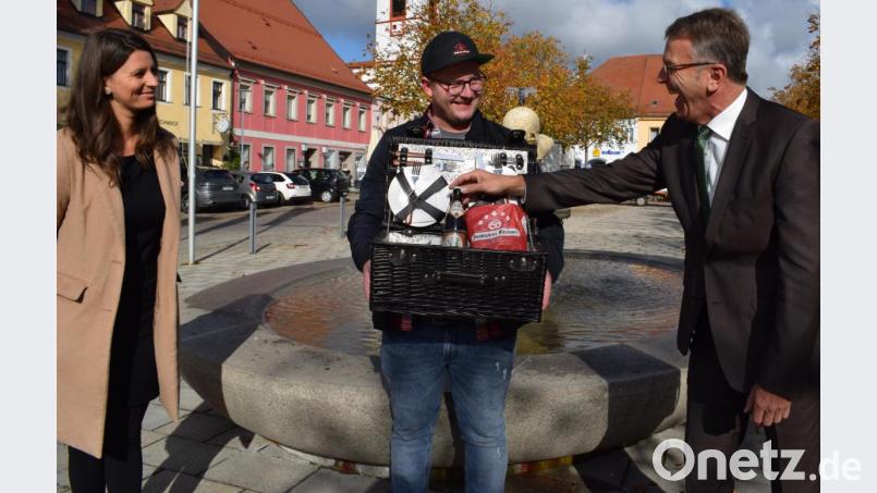 Die erste Saison des Projekts &quot;Picknick-Kerwl&quot; geht im Oktober zu Ende. Tourist-Info-Leiterin Stefanie Süß, Bäckermeister Florian Maschauer und Bürgermeister Franz Stahl (von links) sind sehr zufrieden. Bild: szl