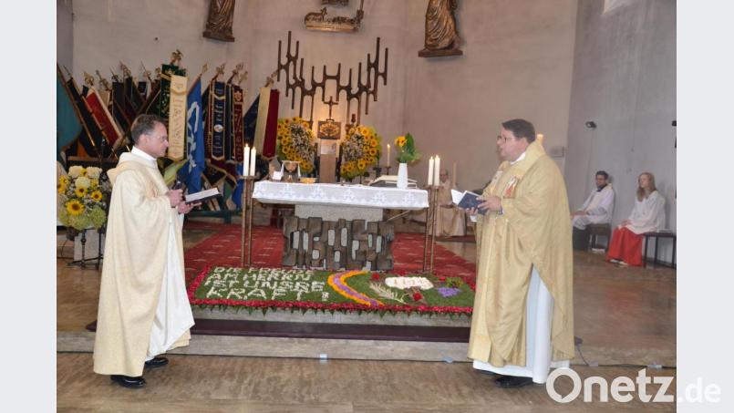 Primizspruch von Pfarrer Udo Klösel (rechts) „Die Freude am Herrn ist unsere Kraft“ ziert den Blumenteppich vor dem Altar bei der Amtseinführung durch Dekan Alexander Hösl.. Bild: gi