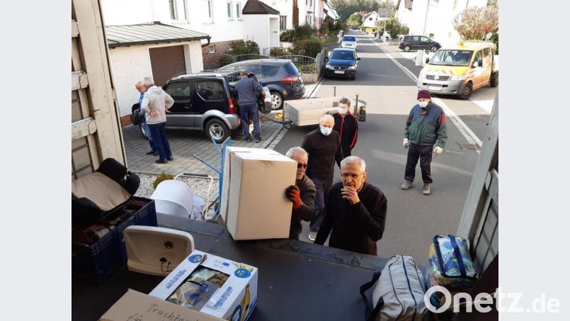 Und wieder machte ein 40-Tonner in der Kümmersbrucker Siedlung Station. Familie Gerl hat neue Hilfsgüter verladen. Bild: gri