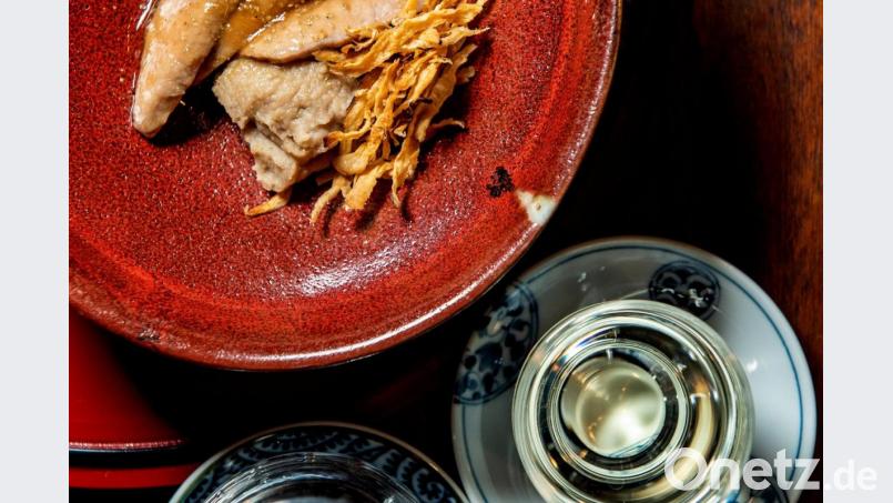 Wildschwein mit Kastanienpüree und Schwarzwurzel-Chips: Dazu passt ideal ein Glas Uroko-Sake mit seinem feinen Milchsäure-Aroma. Bild: Zacharie Scheurer