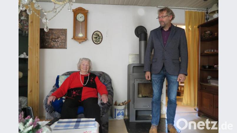 Zweiter Bürgermeister Hermann Schraml gratulierte Edeltraud König zu ihrem 85. Geburtstag. Bild: jzk