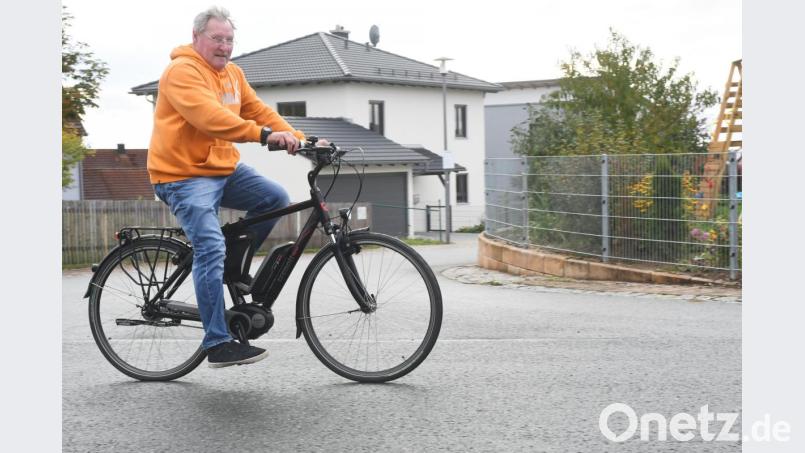 Gleich, als er das neue E-Bike gesehen hat, unternimmt Reinhard Hübner die erste Proberunde und ist begeistert. Bild: Gabi Schönberger