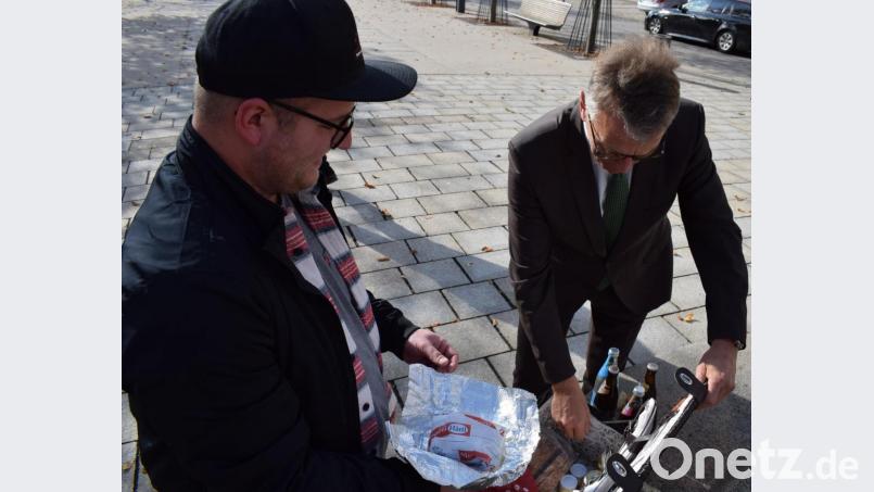 Das Picknick-Kerwl nahm Bürgermeister Franz Stahl (rechts) ganz genau unter die Lupe. Bild: szl
