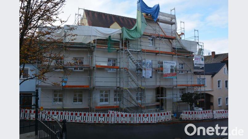 Bis spätestens Anfang Dezember soll die energetische Sanierung des Konnersreuther Rathauses abgeschlossen sein. Das Rathaus erhält einen Vollwärmeschutz, das Baugerüst steht noch und führt zu kleineren Verkehrsbeeinträchtigungen. Bild: jr