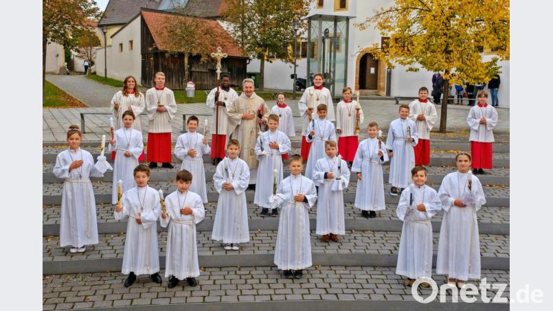 Am frühen Vormittag, als die erste Gruppe mit 14 Kindern zur Kirche zog war es zwar noch ziemlich kalt, und doch strahlten die Erstkommunionkinder in ihren weißen Kleidern. Bild: bph