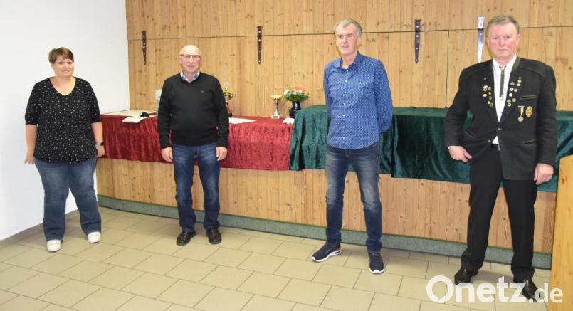 Die langjährigen Mitglieder Stefanie Kordein-Kubeng, Erwin Schatz und Gerhard Lotter, hier mit Schützenmeister Robert Geitner, werden geehrt. Bild: exb