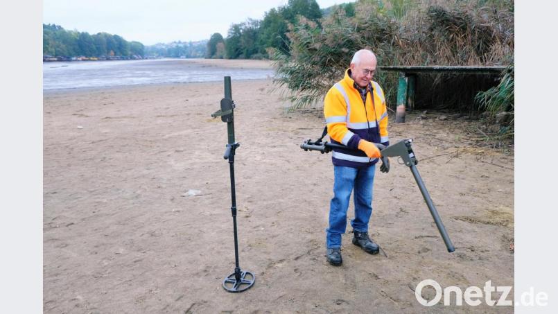 Mit sensiblen Geräten zum Aufspüren von Metall- und Elektroteilen sucht Kampfmittelbeseitiger Diethard Posorski im sandigen Untergrund des Rußweihers nach explosiven Hinterlassenschaften aus dem Zweiten Weltkrieg. Bild: do