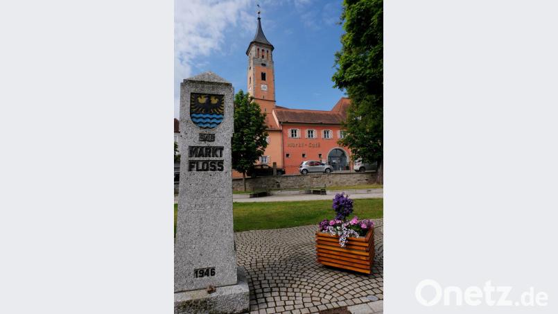 Der Markt kann 2023 sein 1075-jähriges Bestehen feiern. Im Bild der neugestaltete Marktplatz, im Hintergrund die frühere Simultankirche, heute die evangelische Pfarrkirche, davor eines der ältesten Häuser, der mächtige Gebäudetrakt des Hotels „Goldener Löwe“. Bild: le