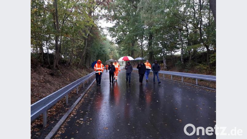 Die Delegation bei der Abnahme des erneuerten Teilstücks aus Richtung Querenbach. Bild: pz