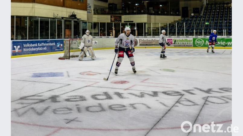 Unter anderem weil viele Eishockeyspieler mit dem Coronavirus infiziert sind, ist das Weidener Eisstadion ab sofort geschlossen. Bild: exb