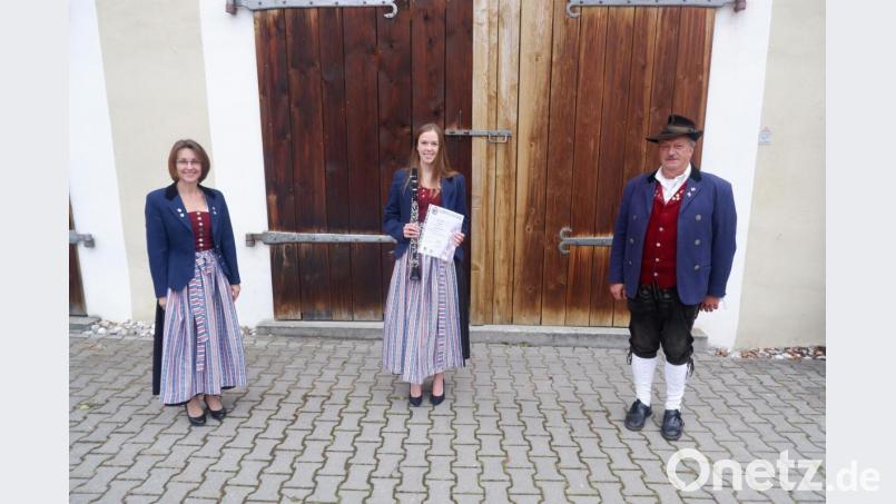 Stolz sind die Musikerinnen und Musiker der Trachtenkapelle Hohenburg auf die Leistung von Nina Plank (Mitte). An der bayerischen Musikakademie in Hammelburg legte sie die D3-Prüfung für das Goldene Musikerleistungsabzeichen sehr erfolgreich ab. Dazu gratulierten Dirigentin Anja Paulus (links) und Trachtenkapellenvorstand Markus Mitschke (rechts) zusammen mit Ausbilderin Stephanie Jung, die nicht mit dabei sein konnte. Bild: bö