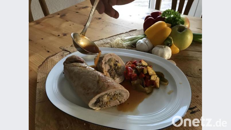 Aus dem Bratenfond und Hühnerbrühe entsteht zum Schluss die Sauce zum gefüllten Schweinefilet. Bild: Michael Schiffer