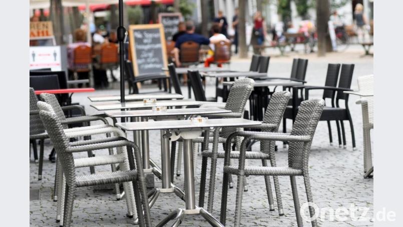 Stühle und Tische rausstellen, auch im Winter – das konnten die Weidener Wirte auf Antrag schon bisher. Archivbild: Gabi Schönberger