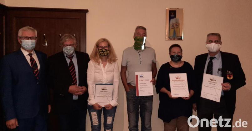 Die geehrten Mitglieder (von links): Gerhard Schottenheim, Walter Mühlberger, Martina Reinel-Mayer (50 Jahre Mitgliedschaft); Wolfgang Roth (zehn Jahre); Franziska Lehmann (Verdienstabzeichen der DLRG in Bronze) und Peter Winter (50 Jahre Mitgliedschaft). Bild: brü