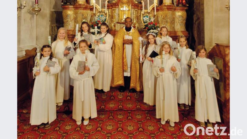 Pfarrer Moses Gudapati mit den Kommunionkindern (von links) Lilli Günther, Julia Bäumler, Paula Beyerlein, Leonie Donhauser, Hanna Birner, Lena Krell, Greta Rogenhofer, Sarah Messinger, Emilia Schneider, Leandra Schneider. Bild: jow