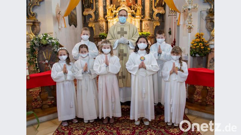 Erstmals am Tisch des Herrn saßen sieben Kinder aus Rottendorf und Trisching. Bild: ral