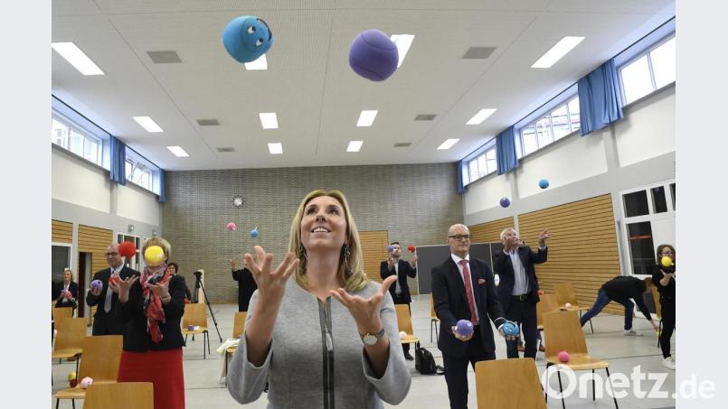 Staatssekretärin Anna Stolz vom Bayerischen Staatsministerium für Unterricht und Kultus probiert die Übungen bei der Vorstellung von Voll in Form II an der Mittelschule in Kümmersbruck selbst aus. Bild: Petra Hartl