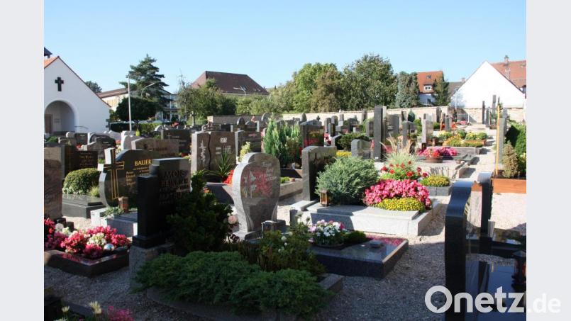 Heuer gibt es keinen gemeinsamen Gräbergang auf dem Friedhof in Altenstadt/WN. Die Gräber werden dennoch vom Priester gesegnet, allerdings zu einem unbekannten Zeitpunkt, um Menschenansammlungen zu vermeiden. Bild: adj
