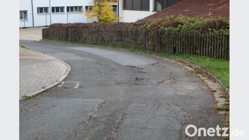 Viele marode Stellen in der Ringstraße veranlassen den Gemeinderat, sowohl Straße als auch das sehr schlechte Kanalnetz zu erneuern. Bild: soj