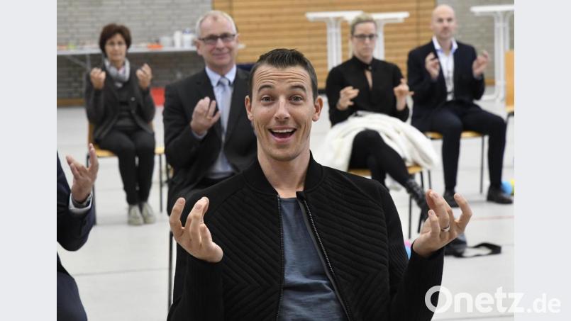 Handball-Weltmeister Dominik Klein hat nicht nur Spaß bei den Übungen, er unterstützt das Projekt Voll in Form II "aus Überzeugung", erzählt er an der Mittelschule in Kümmersbruck. Bild: Petra Hartl