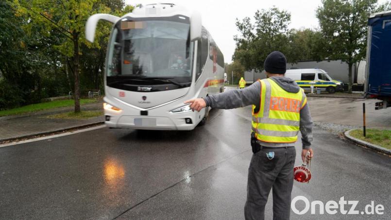 Die Kontrollstelle auf dem Parkplatz Ulrichsberg-Süd auf der A 6 in Fahrtrichtung Tschechien war Teil einer bayernweiten Großaktion der Verkehrspolizei. Bild: Alexander Unger