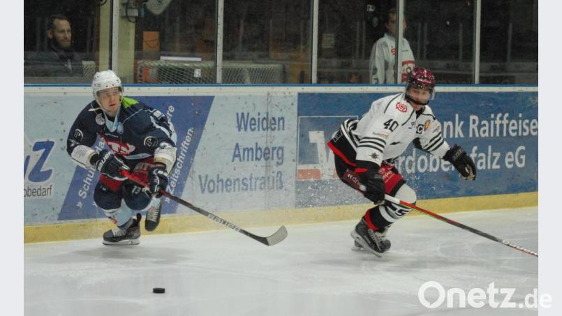 Die Blue Devils starten am 6. November mit dem Heimspiel gegen die Starbulls Rosenheim (Szene aus der vergangenen Saison) in die Oberliga-Saison. Archivbild: gb