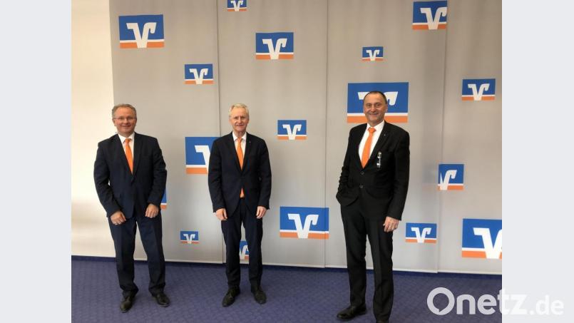 Ohne Maske, dafür mit Abstand: Vorstandssprecher Karl Völkl mit seinen Kollegen Robert Stahl und Werner Bäumler sind optimistisch für die Zukunft gestimmt. Bild: clemens.fuetterer@oberpfalzmedien.de, cfuetterer