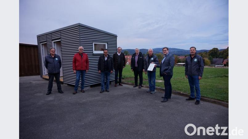 Die Ehrengäste freuen sich über das gelungene Projekt: (von links). Ehrenvorstand Josef Betz, Ehrenmitglied Erich Schlicker, Bürgermeister Manfred Dirscherl, MdL Alexander Flierl, Fußball-Verbandsvorsitzender Oberpfalz Thomas Graml, Vorstand Josef Hellerbrand, ILE-Manager Christian Karl und Zweiter Vorstand Engelbert Horn. Bild: eib