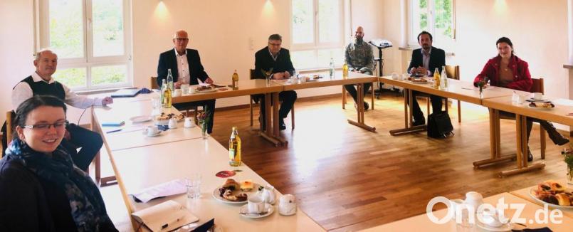 Vier evangelische Gemeinden aus Amberg und Hirschau wollen gemeinsam an den Reformationstag erinnern und erwarten dazu einen prominenten Festprediger, der auch schon am Vorgespräch teilnahm (von links): Diakonin Veronika Fleps, Pfarrer Heinrich Arweck, Regionalbischof Klaus Stiegler aus Regensburg, Dekan Karlhermann Schötz, Pfarrer David Scherf, Pfarrer Stefan Fischer und Pfarrerin Julia Sollinger. Bild: wku