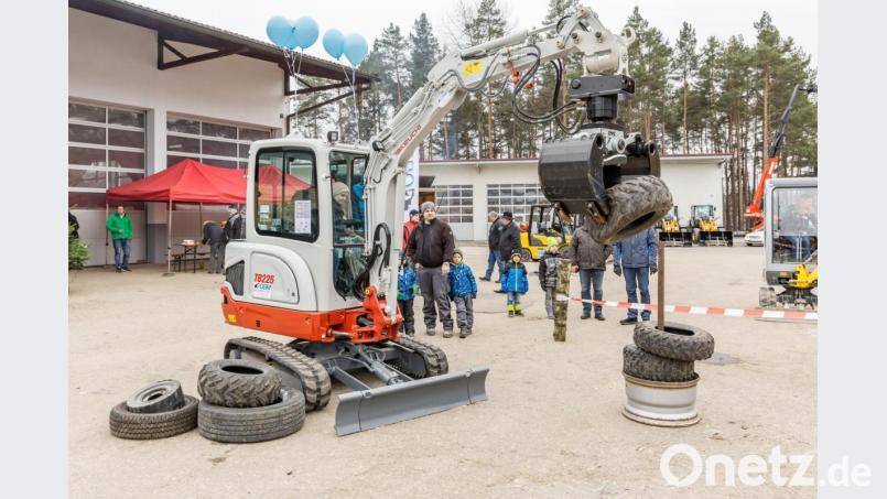 Wie immer beim Benefiz-Baggern dürfen Groß und Klein selbst die Hebel an Raupe oder Kettenbagger bedienen - oder beim Reifenstapeln mit dem Sortiergreifer ihr Geschick beweisen. Bild: exb