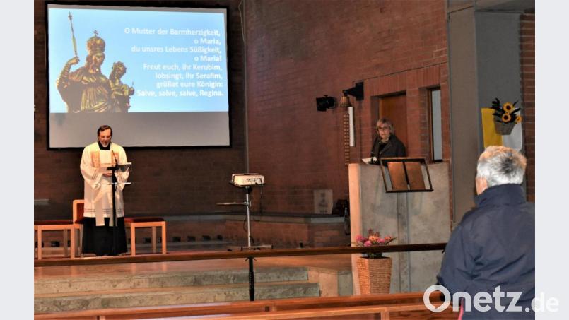 Die Mitglieder des Katholischen Frauenbundes beten zusammen mit Stadtpfarrer Bernhard Müller in der Friedenskirche den Rosenkranz. Bild: rgr